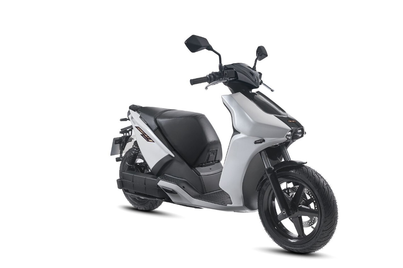 <div class='descrGalleryTitle'>Ray 7.7</div><div class='descrGalleryText'><p>Torniamo a parlare di elettrico con lo scooter Ray 7.7, un mezzo di trasporto che, negli intendi dell’azienda, dovrebbe servire per il trasporto urbano ma <b>anche per gli spostamenti fuori città</b>. Il motore è da 11 kW con potenza di picco di 17,5, la batteria è da 7,7 kWh con una velocità di punta di ben 130 orari e <b>150 km di autonomia</b> dichiarata nella modalità City. Le modalità, a tal proposito, sono 3 più la retromarcia, con City la più parsimoniosa. Il tempo di ricarica è di poco superiore alle 4 ore con caricatore da 1,8 kW e di 2 ore e mezza con dispositivo da 3,3 kW. Le <b>ruote sono da 15 e 14”</b> e il peso è di 164 kg.</p>
</div>